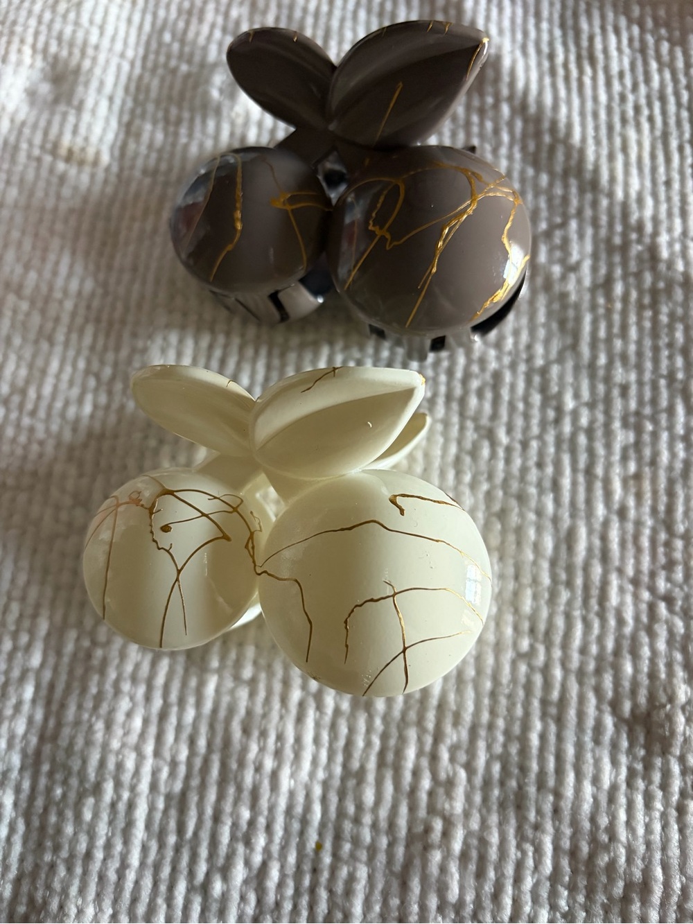 SHEIN Neutral Taupe and Cream Cherry Hair Clip Set with Gold Veining